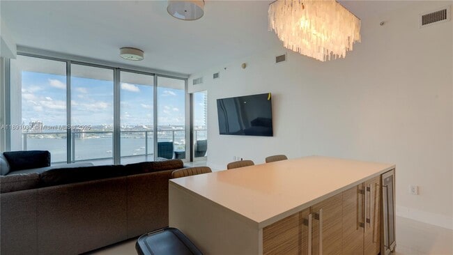 Building Photo - 2020 N Bayshore Dr