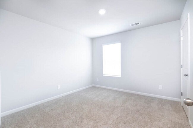 Building Photo - LIKE NEW HOME-NEIGHBORHOOD POOL, PICKLEBALL, CABANA,WALKING TRAILS