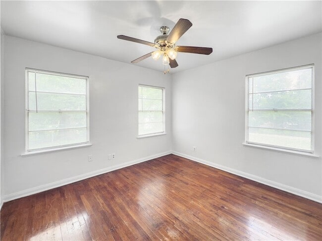 Building Photo - 703 Cherry St