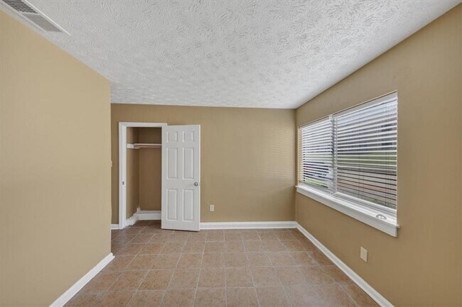 Building Photo - 3575 Oakvale Rd