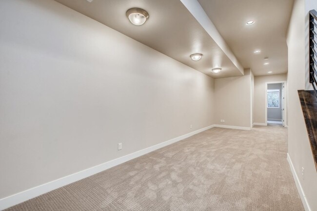 Building Photo - High Street Townhomes 3 bedroom unit with ...