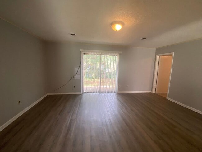 Building Photo - 5373 Sputnik Dr