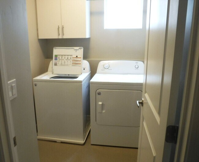 Building Photo - Beautiful and spacious 4 bed 2.5 bath home in Sovi Sub just off Eagle and Victory