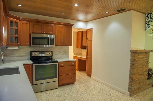 Building Photo - 904 Brookside Dr