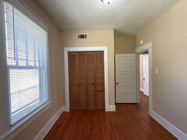 Building Photo - 3 Bedroom 1 Bath Home With Large Front Porch