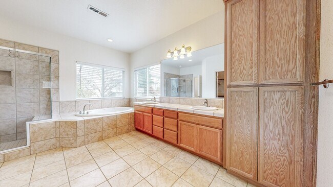 Building Photo - Desirable Skyhawk 3 bedroom Tri-Level Single Family