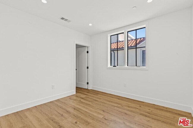 Building Photo - 5538 Tova Dr
