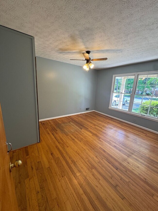 Building Photo - 400 7th Ave NE