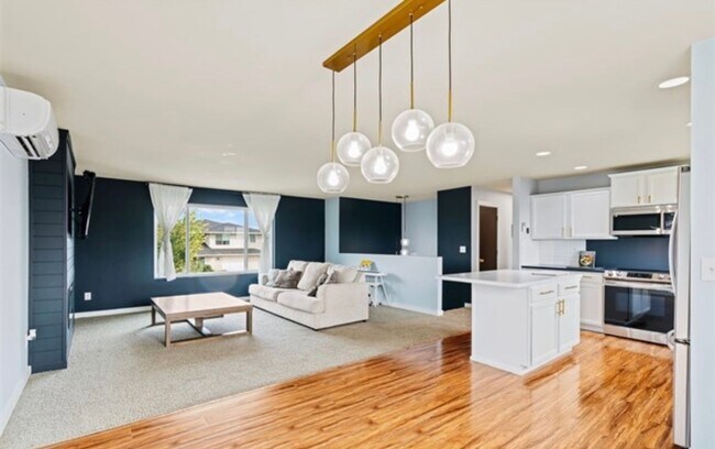 Building Photo - Newly Renovated & Ready to Impress!