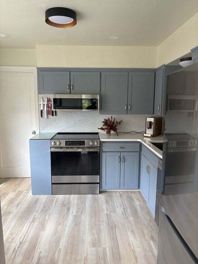 Building Photo - Furnished 2 bedroom 1 bath cottage with landscape included and split mini ducts