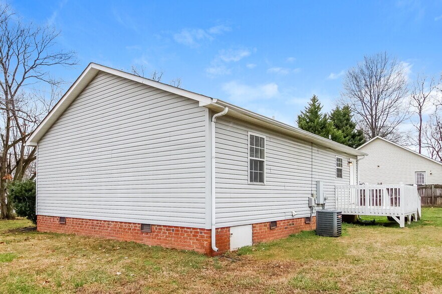 Building Photo - 2105 Brightwood School Rd