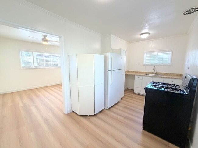 Building Photo - 1732 Cabrillo Ave