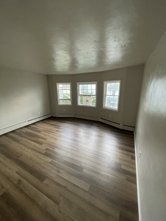 Building Photo - "4-Bed Home with spacious rooms in Wilkes Barre!"