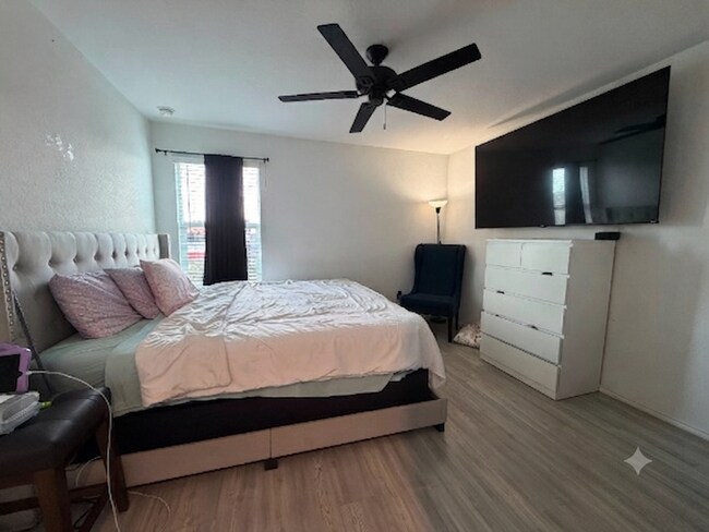 Building Photo - Modern Comfort Meets Convenient Living in San Antonio
