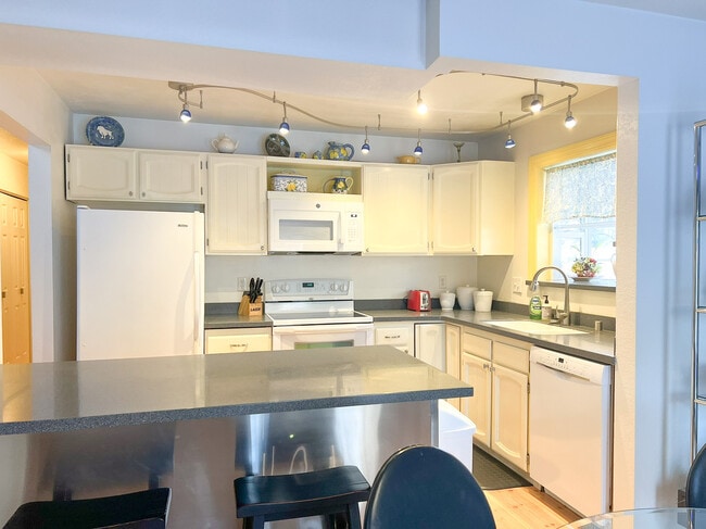 Building Photo - 5703 Jennifer Cir