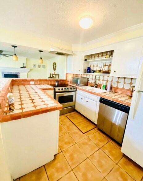 Building Photo - 110 B St