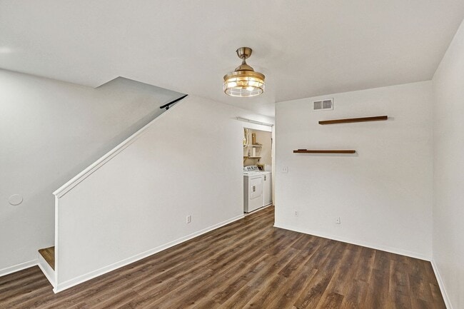 Building Photo - 2 bedroom/ 2 bathroom beautifully updated condo in Twelve Oak Condos!