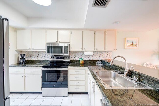Building Photo - 5532 NE Gulfstream Way