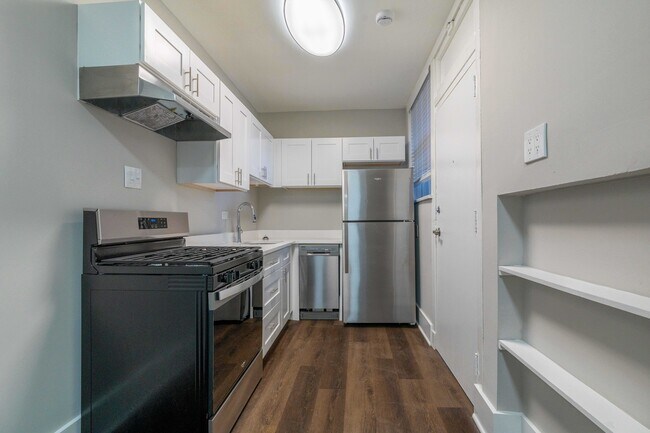 Building Photo - 7418 N Damen Ave