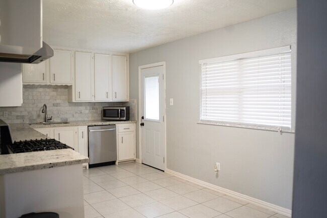 Building Photo - 516 Magnolia Dr