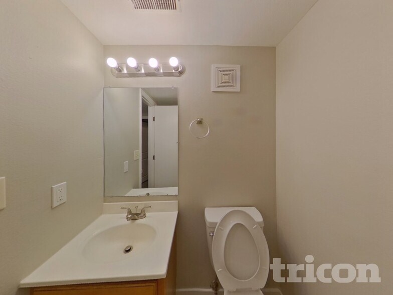 Building Photo - 2435 Shawnee Dr