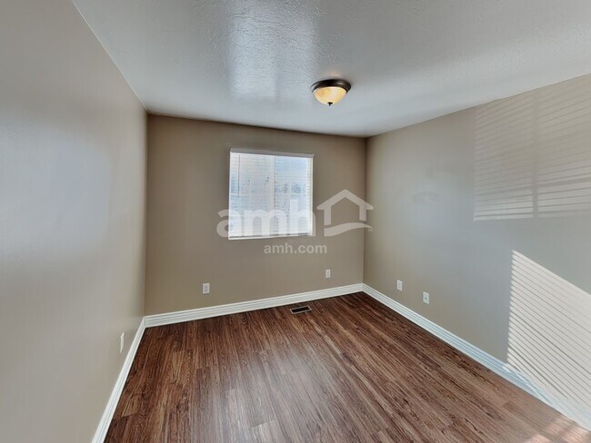 Building Photo - 934 E 490 N