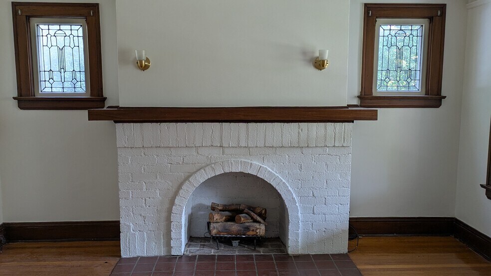 Building Photo - 2438 Woodmere Dr