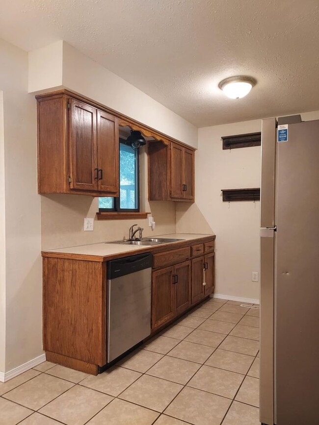 Building Photo - Charming 3-Bed, 2-Bath Rental Home in West...