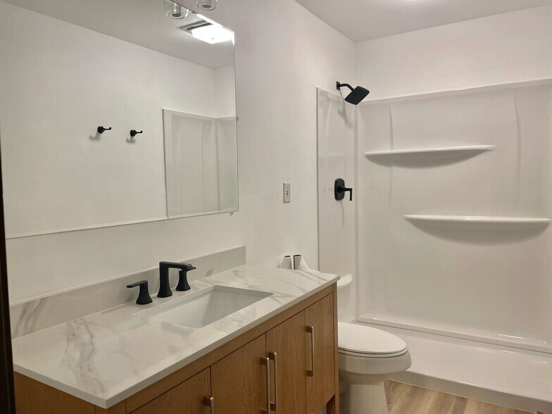 Building Photo - 2621 Struthmore Dr