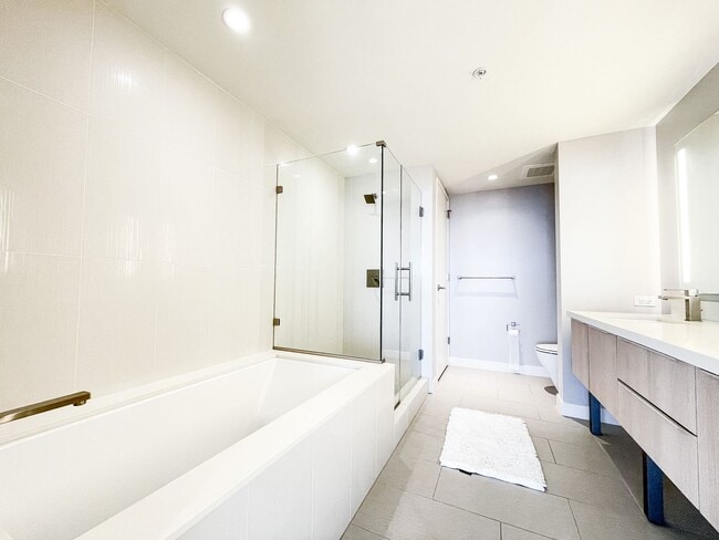 Building Photo - Furnished Symphony Condo with Direct Ocean Views and Two Parking