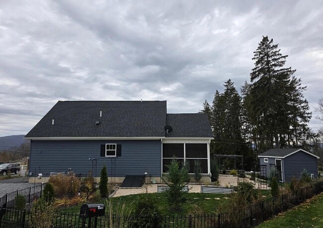 Building Photo - 2114 Pine View Dr