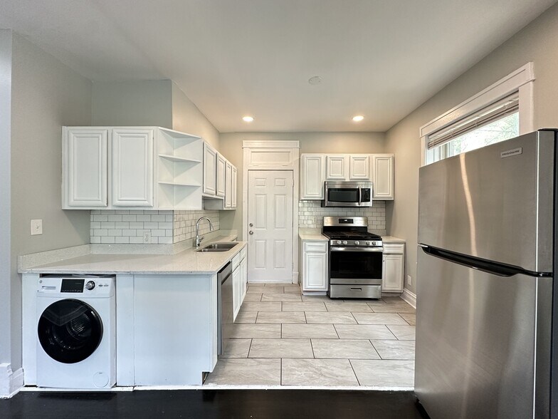 Building Photo - 4301 W Wrightwood Ave