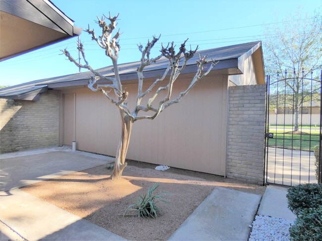 Building Photo - 606 Golfview Dr