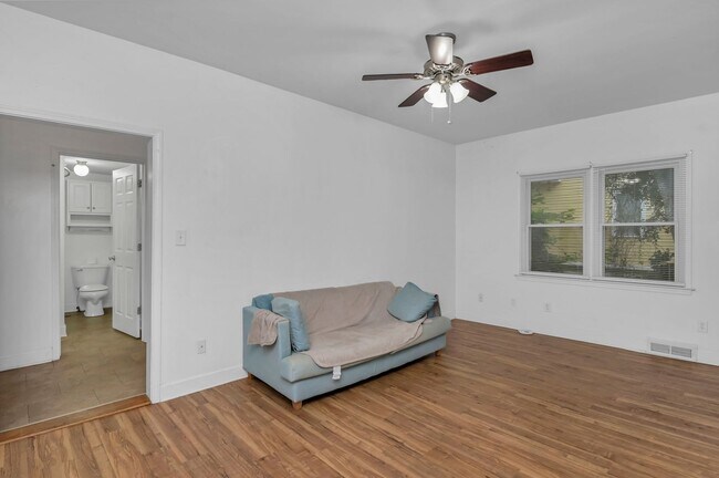 Building Photo - Charming 3-Bed Home in Olympia – Steps fro...