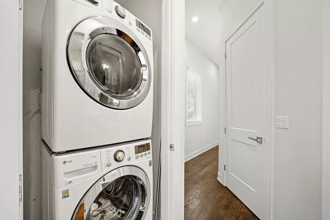 Building Photo - 1085 N Marshfield Ave