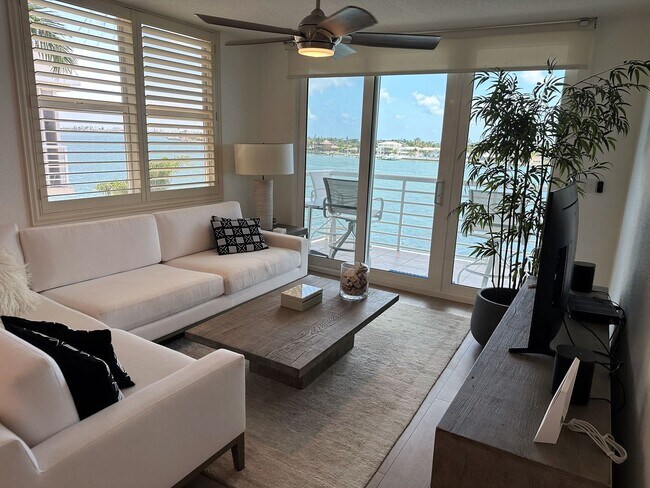 Building Photo - Gorgeous Updated Waterfront 2/2 Unfurnishe...