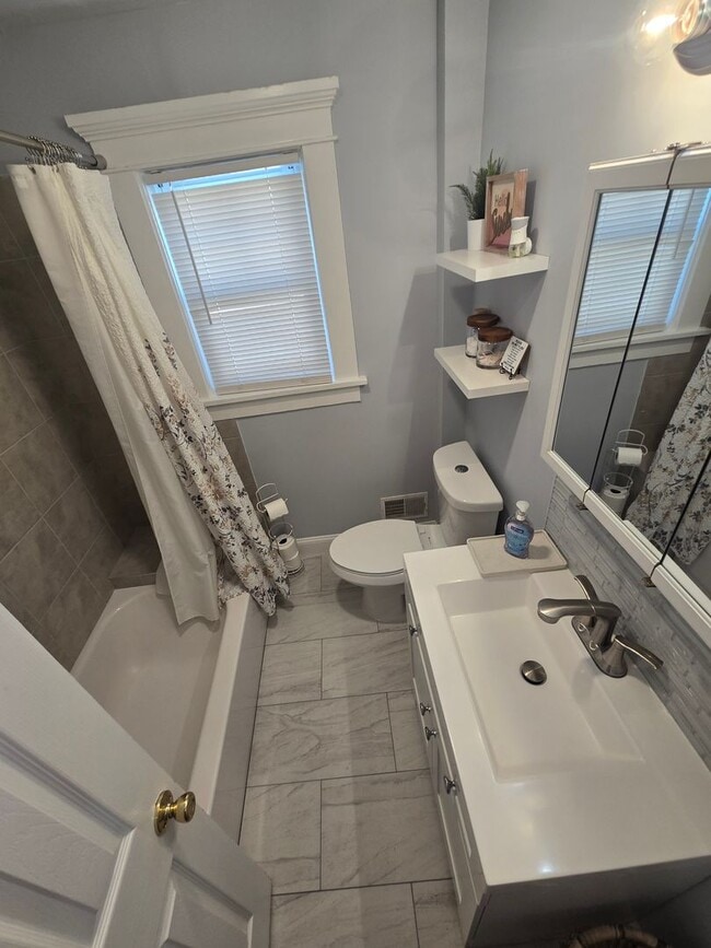 Building Photo - Spacious, meticulously renovated single family: 2-bedroom, 2 full bathroom & finished basement an...