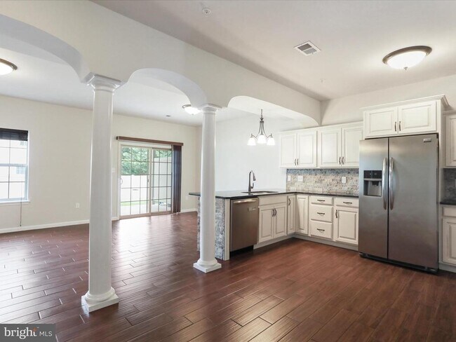 Building Photo - 20 Delano Dr