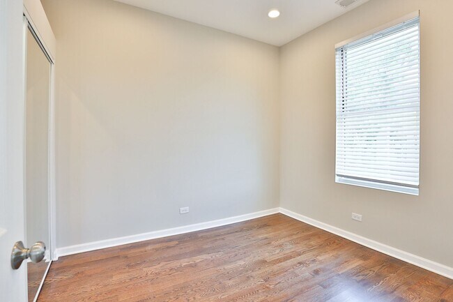 Building Photo - Gorgeous 1Bed/1Bath in Logan Square! Condo Quality! In-Unit Laundry! Central Air!
