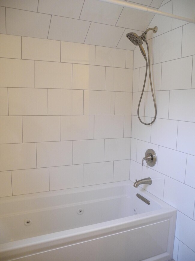 2nd Floor Bathroom - 946 W Shore Dr
