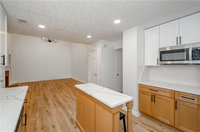 Building Photo - 3390 Northcliff Dr