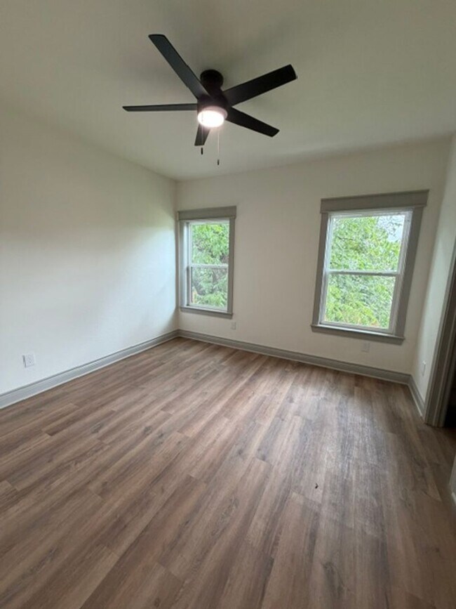 Building Photo - 301 Live Oak St