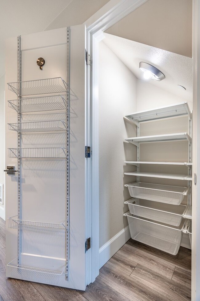 Building Photo - Welcome Home Modern Townhome in the heart of Freemont