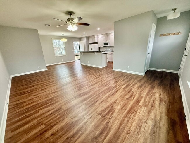 Building Photo - 3 Bedroom 1.5 Bath House w/Large Yard- Easy access to OHB and Nolensville Pk $1950