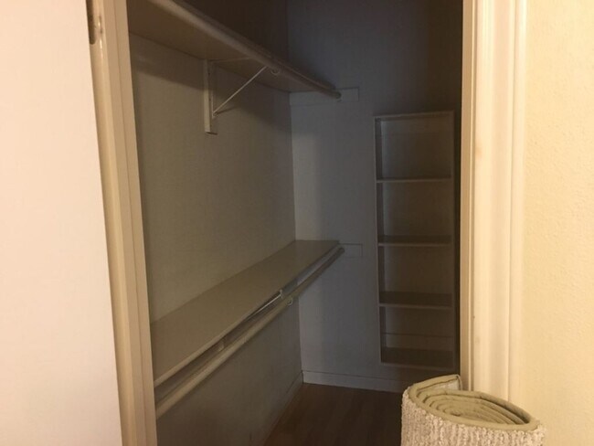 Building Photo - Hyde Park Oaks 1 Bedroom - Fall 2026 West Campus