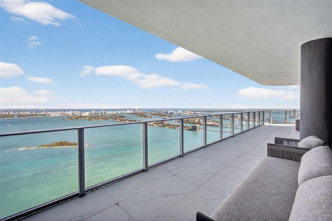 Building Photo - 700 NE 24th St