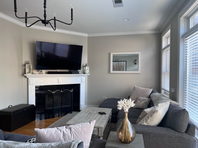 Living area - 1410 W Belmont Ave