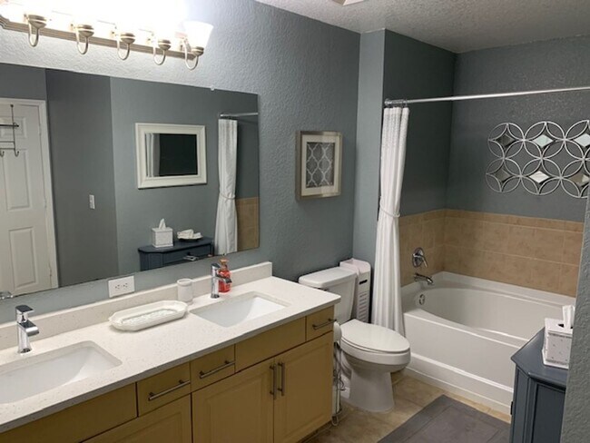 Building Photo - Annual turnkey furnished (optional) renovated luxury 2/2 condo downtown Sarasota at Broadway Prom...