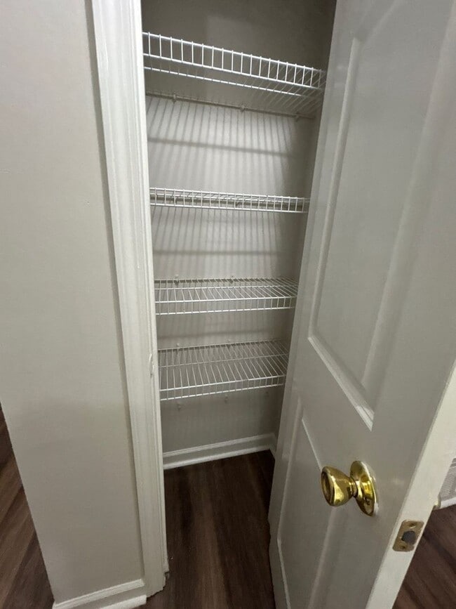Building Photo - Cozy 3 bedroom/2 Bath townhome with vaulte...