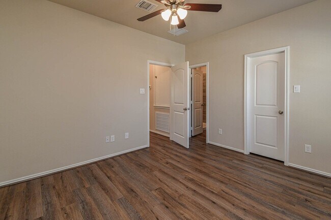 Building Photo - 20211 Hemlock Ln